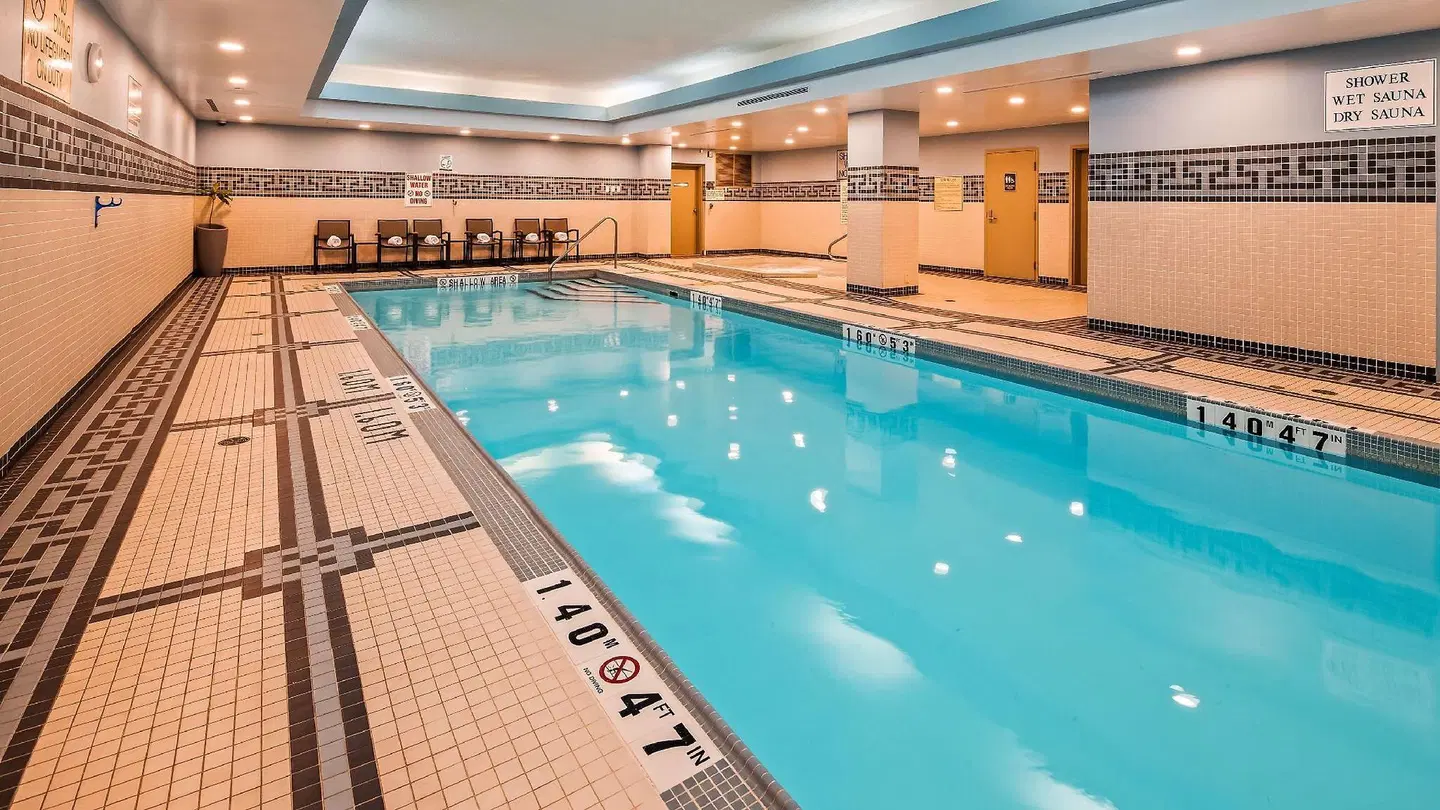 Best Western Premier Toronto Airport Carlingview Hotel Hallenbad