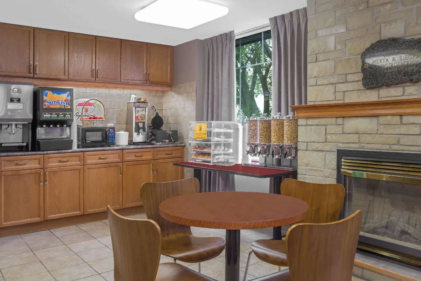 Super 8 by Wyndham Sault Ste Marie On Bar
