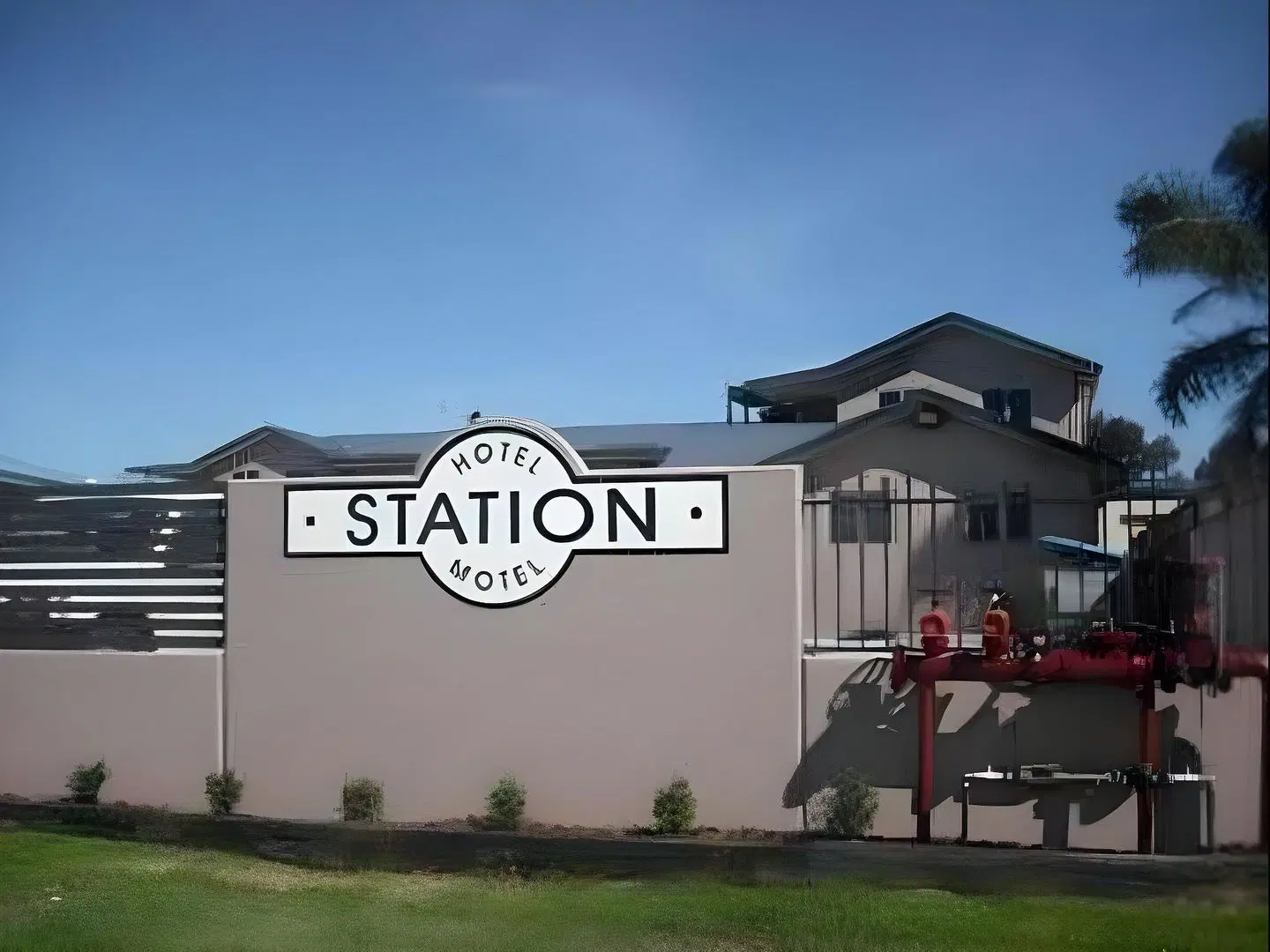 Station Hotel Motel EXTERIOR