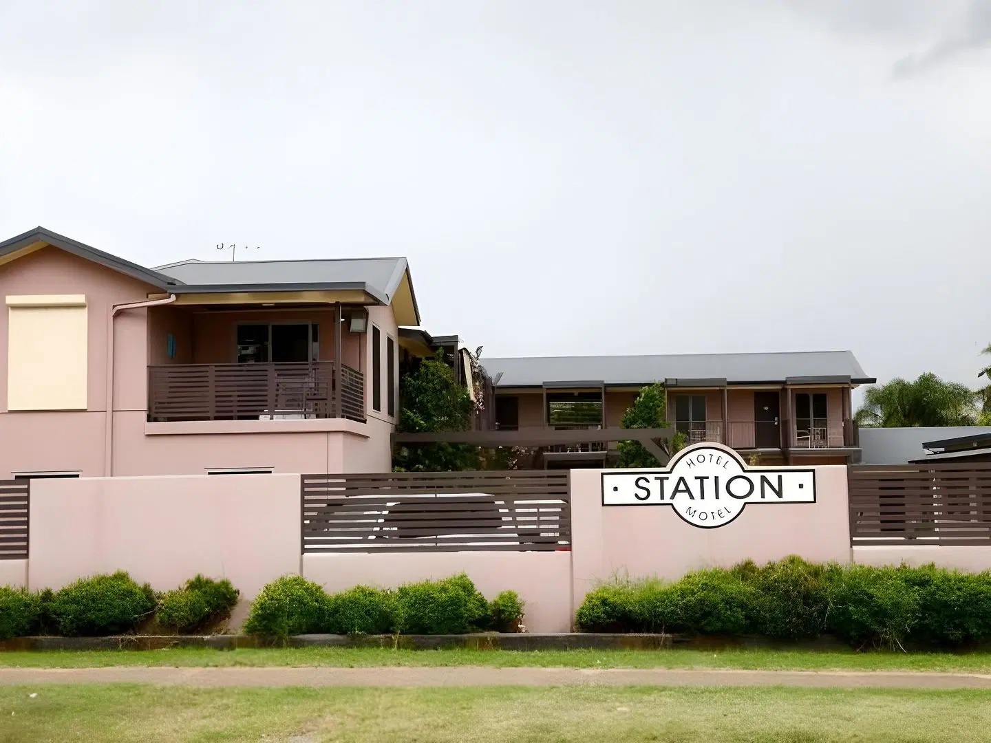Station Hotel Motel EXTERIOR