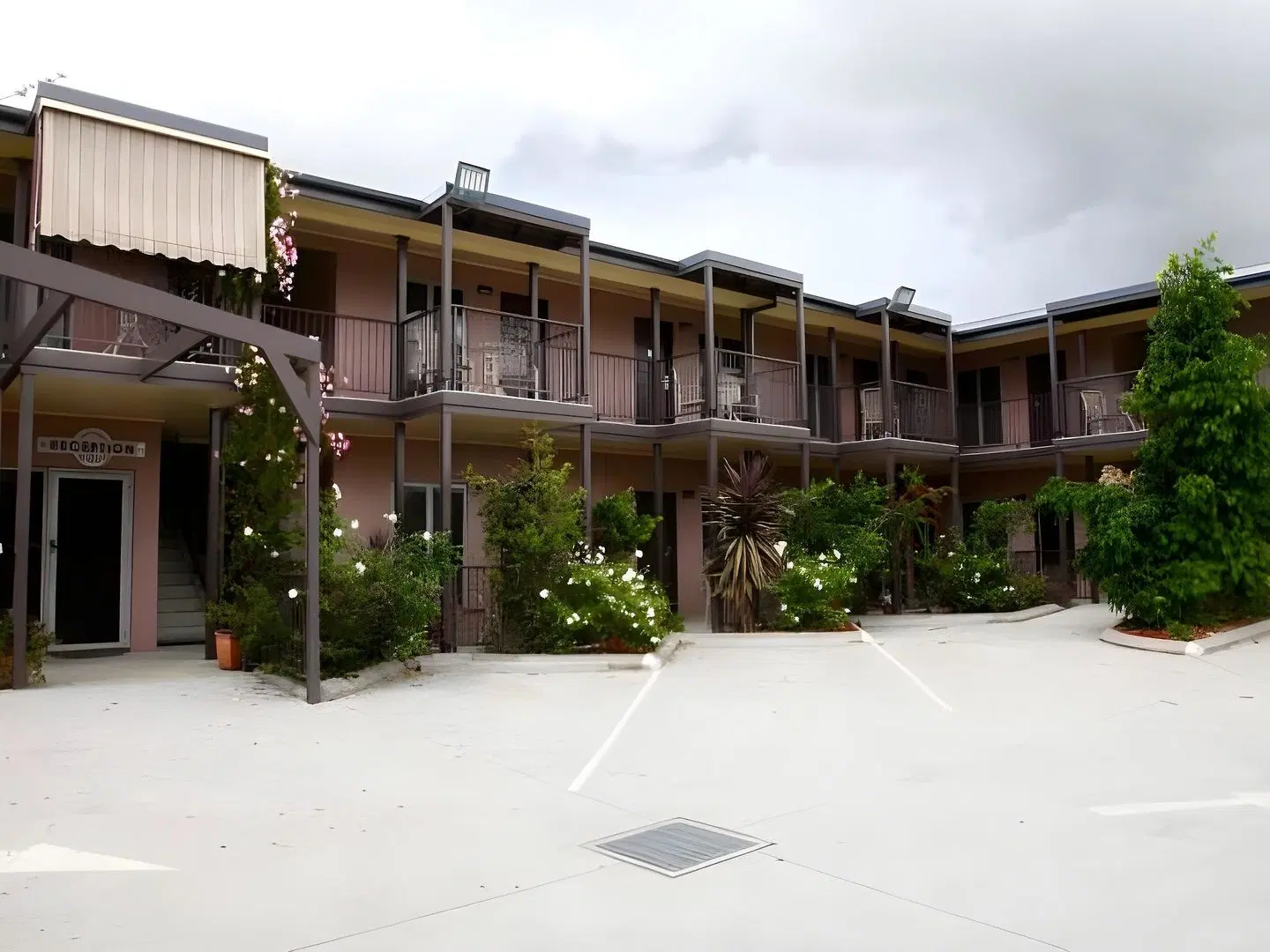 Station Hotel Motel EXTERIOR