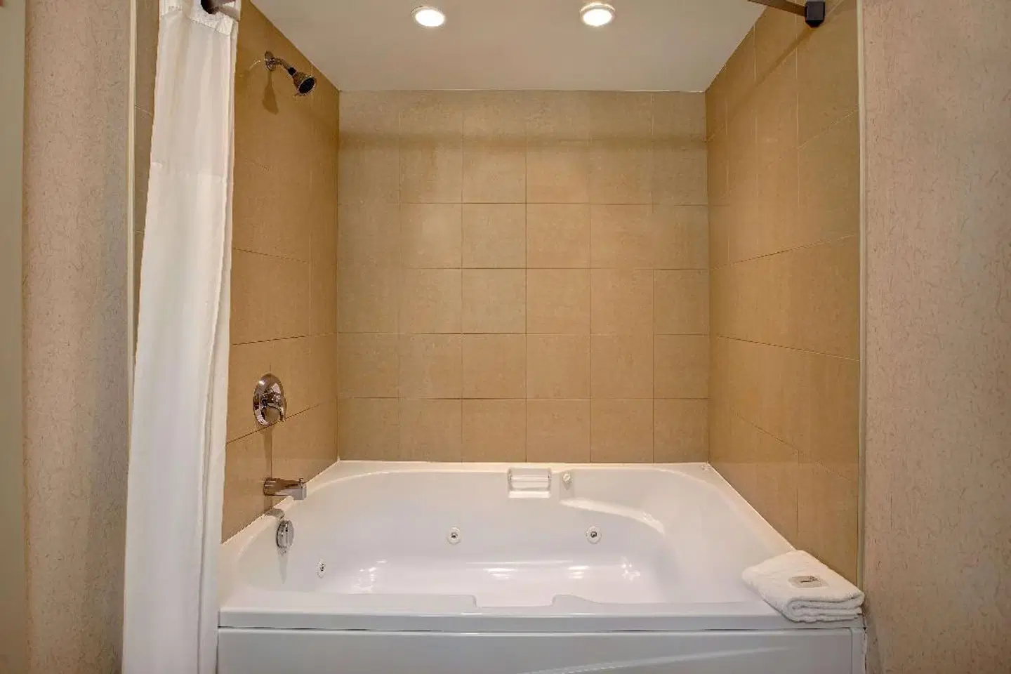Days Inn & Suites Collingwood Badezimmer