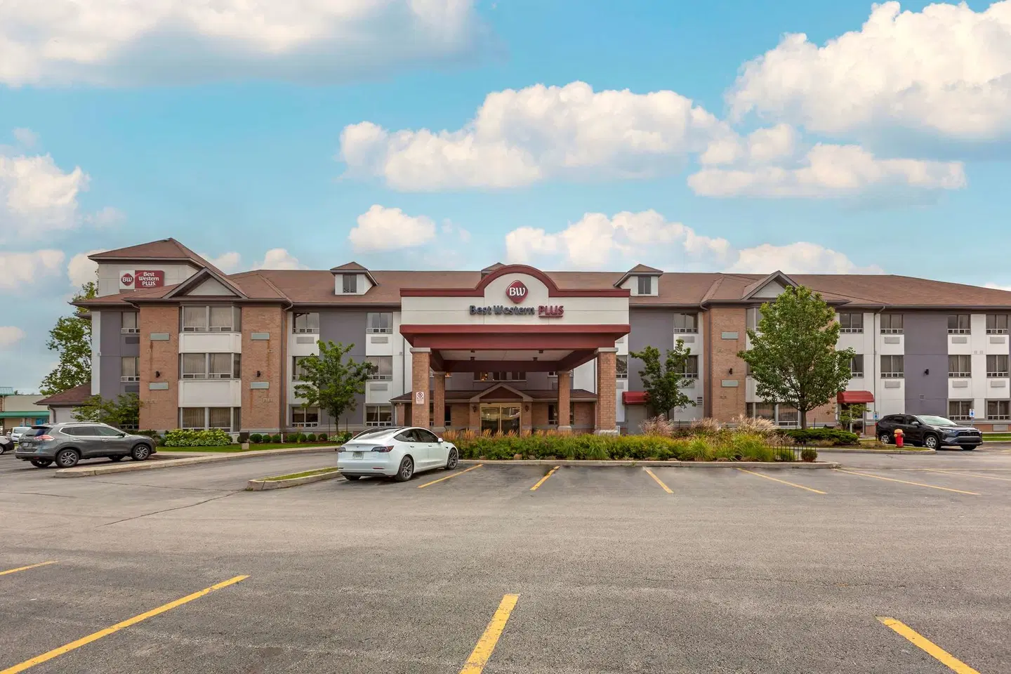 Best Western Plus Burlington Inn & Suites EXTERIOR