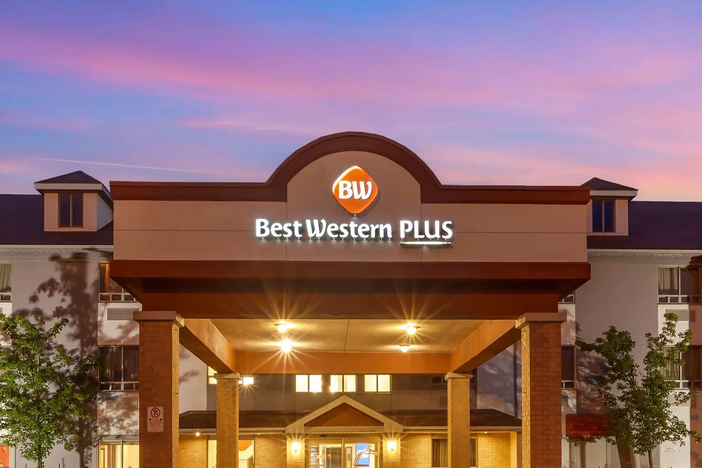Best Western Plus Burlington Inn & Suites EXTERIOR