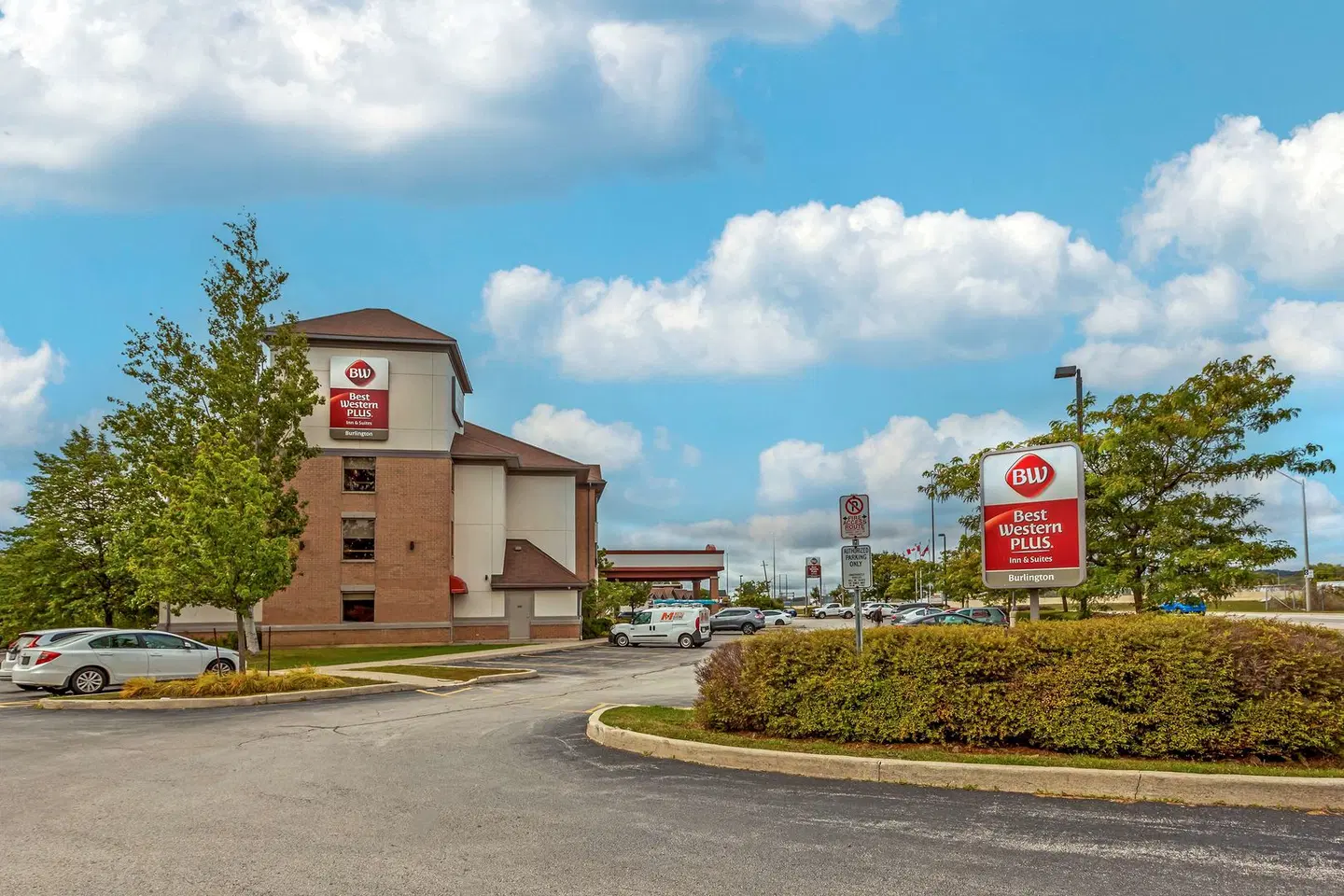 Best Western Plus Burlington Inn & Suites EXTERIOR