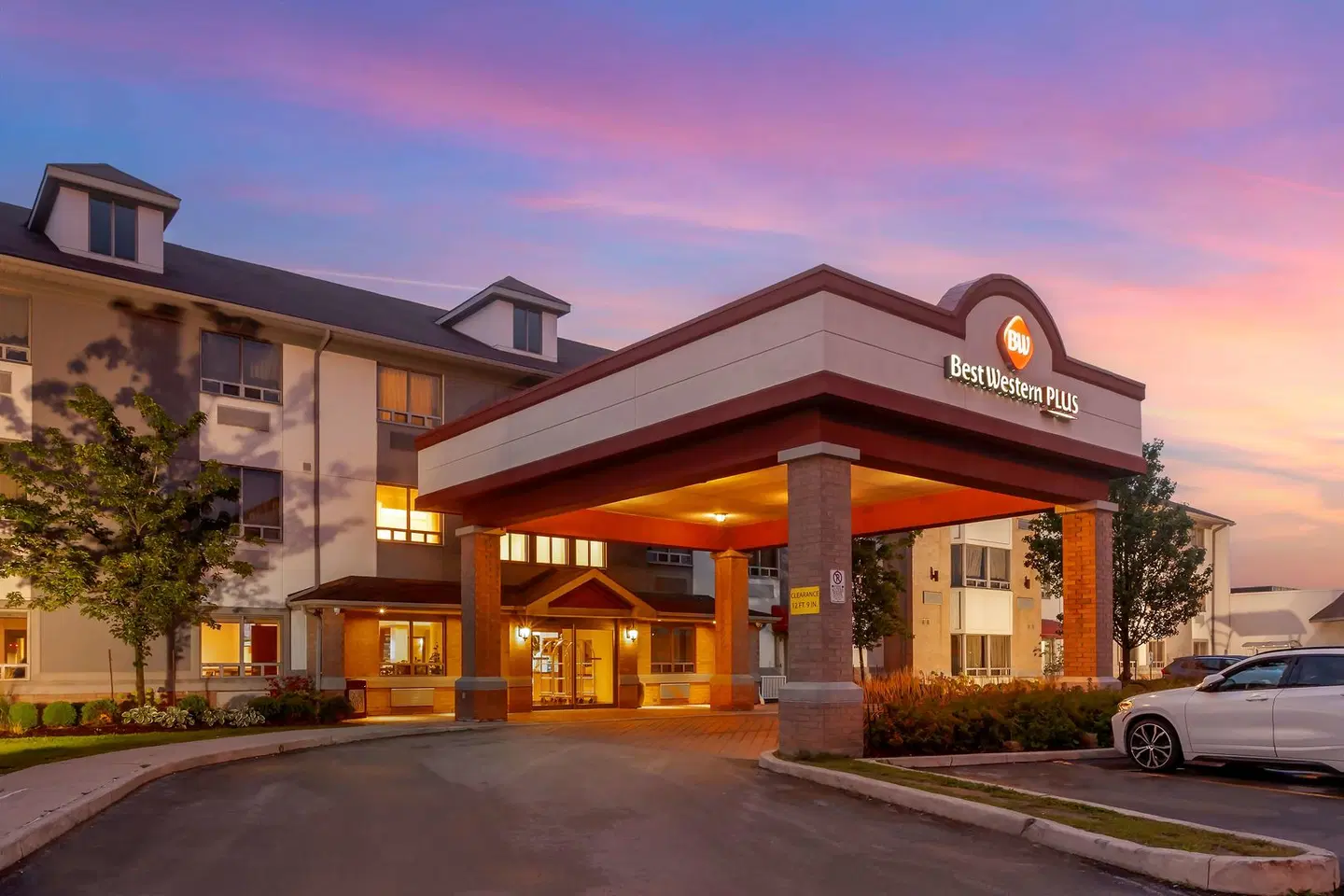 Best Western Plus Burlington Inn & Suites EXTERIOR