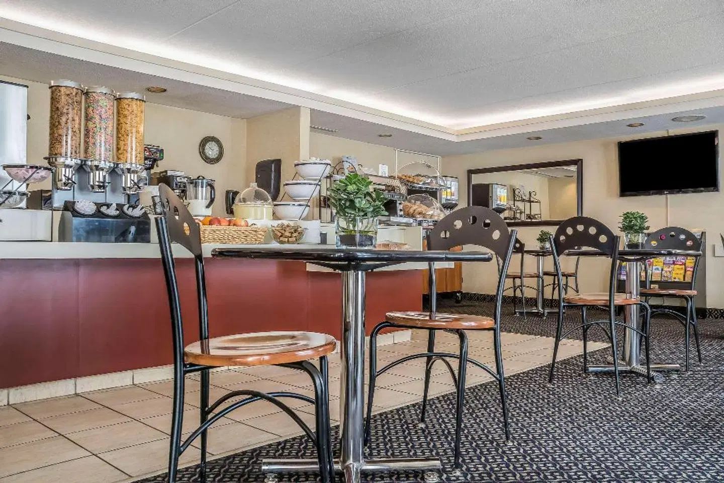 Comfort Suites London Bar