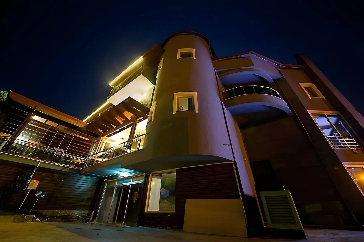 White Heaven Hotel EXTERIOR