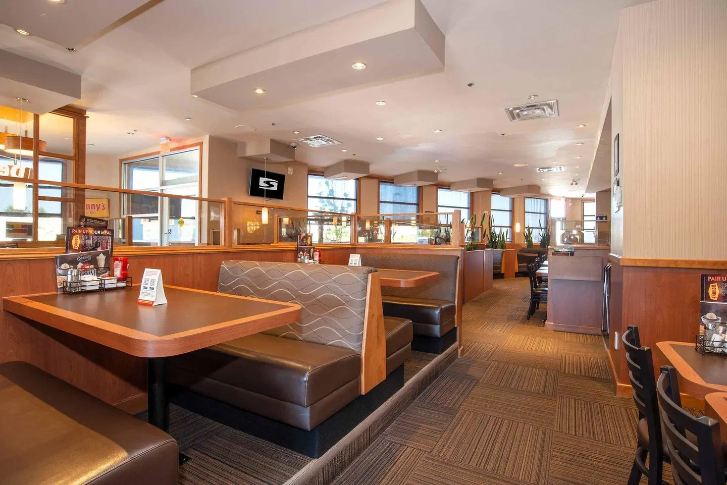 Sandman Hotel Oakville LOUNGE_LOBBY