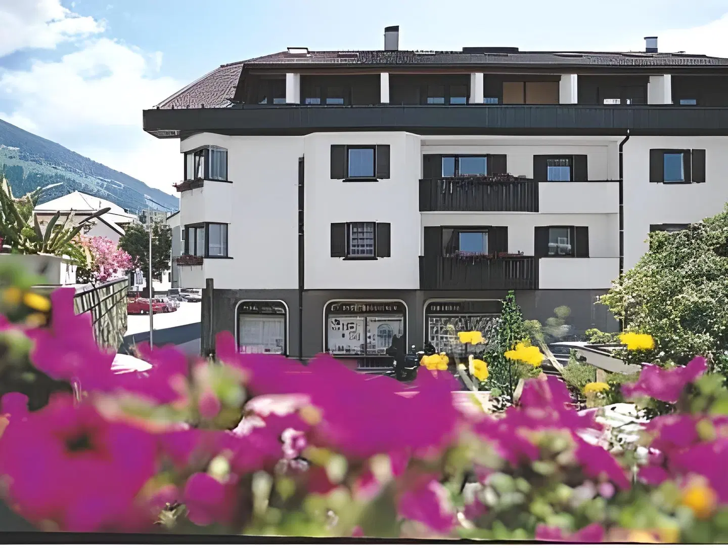 Post Residence EXTERIOR
