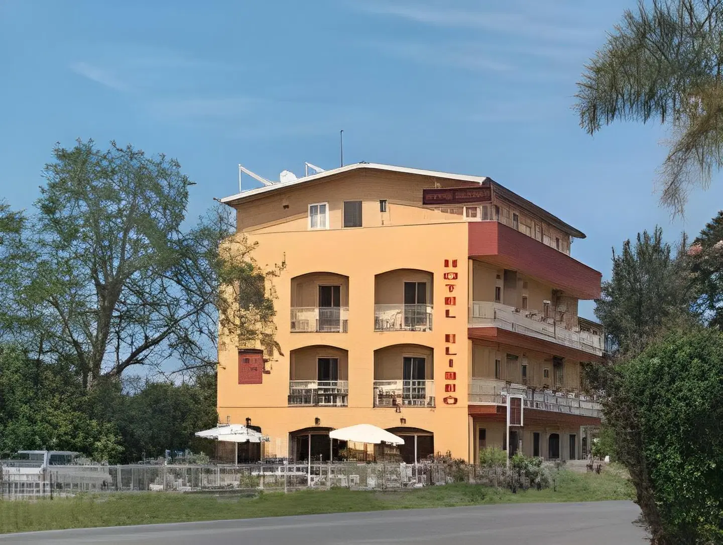 Eliseo EXTERIOR