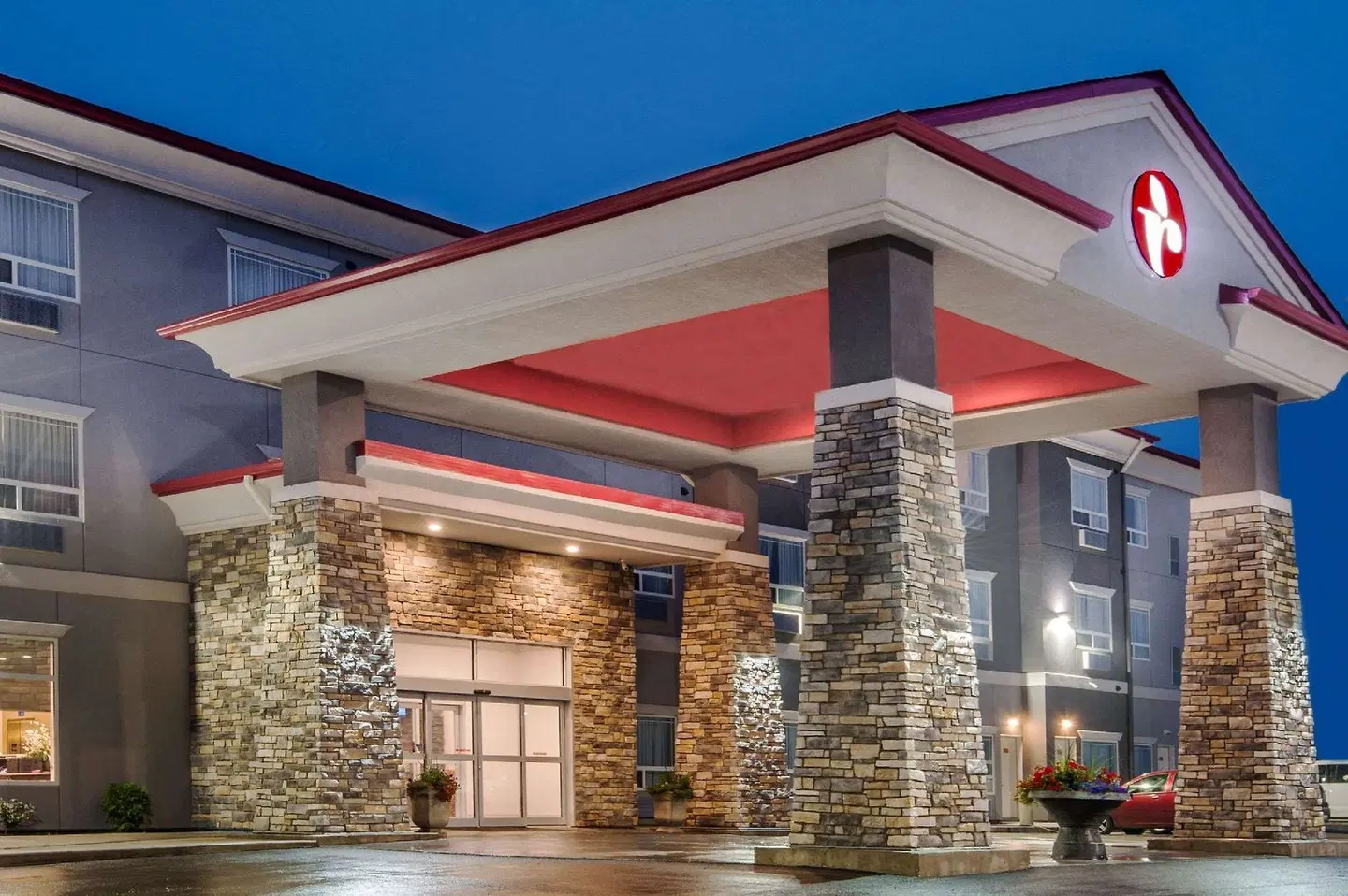 Ramada by Wyndham Moose Jaw EXTERIOR