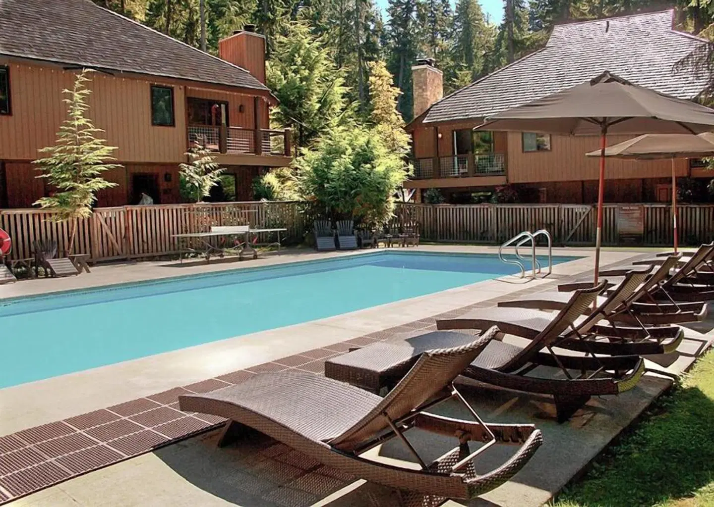 LOGE Alta Crystal OUTDOOR_POOL