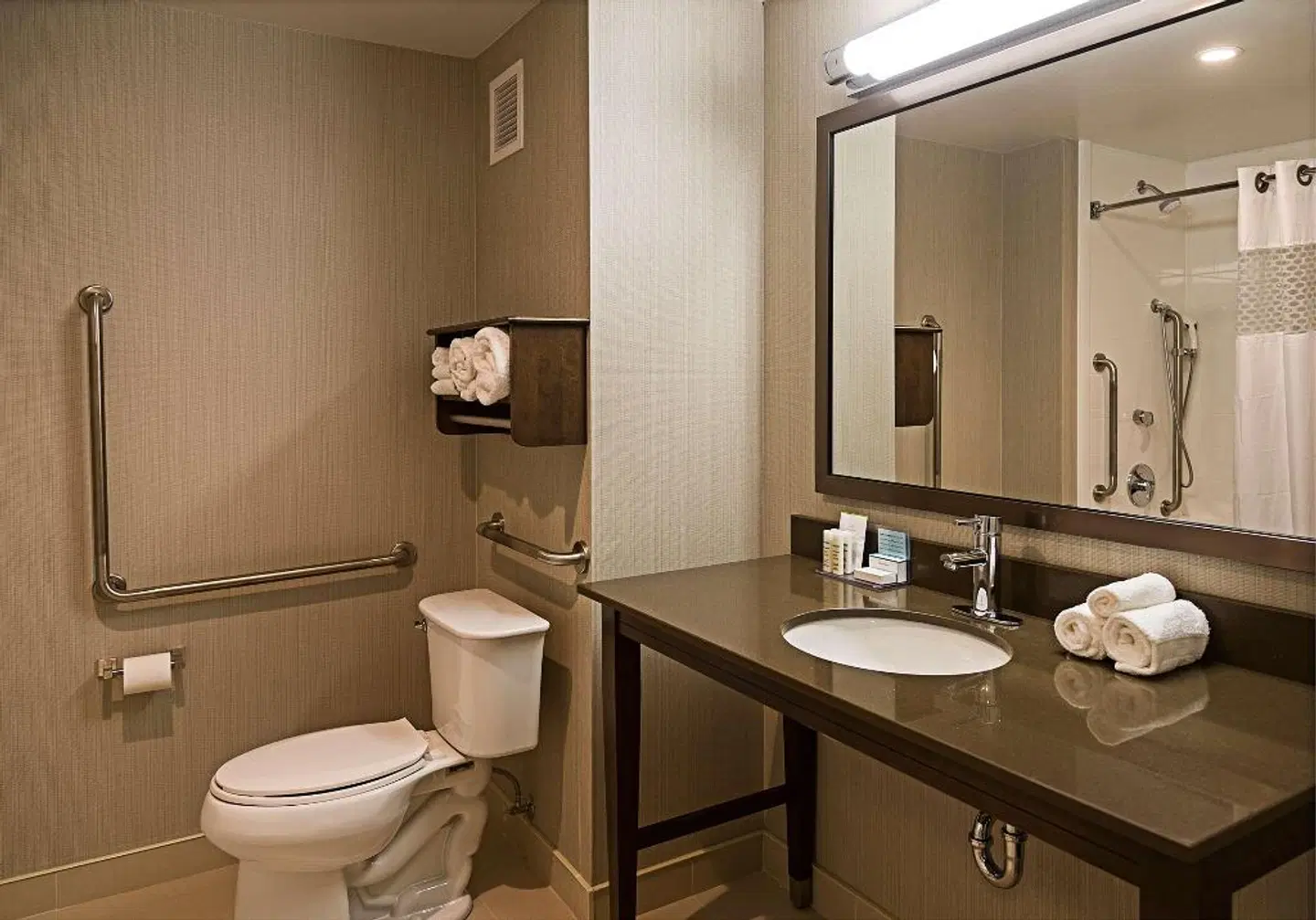 Hampton Inn by Hilton Ottawa Airport Badezimmer