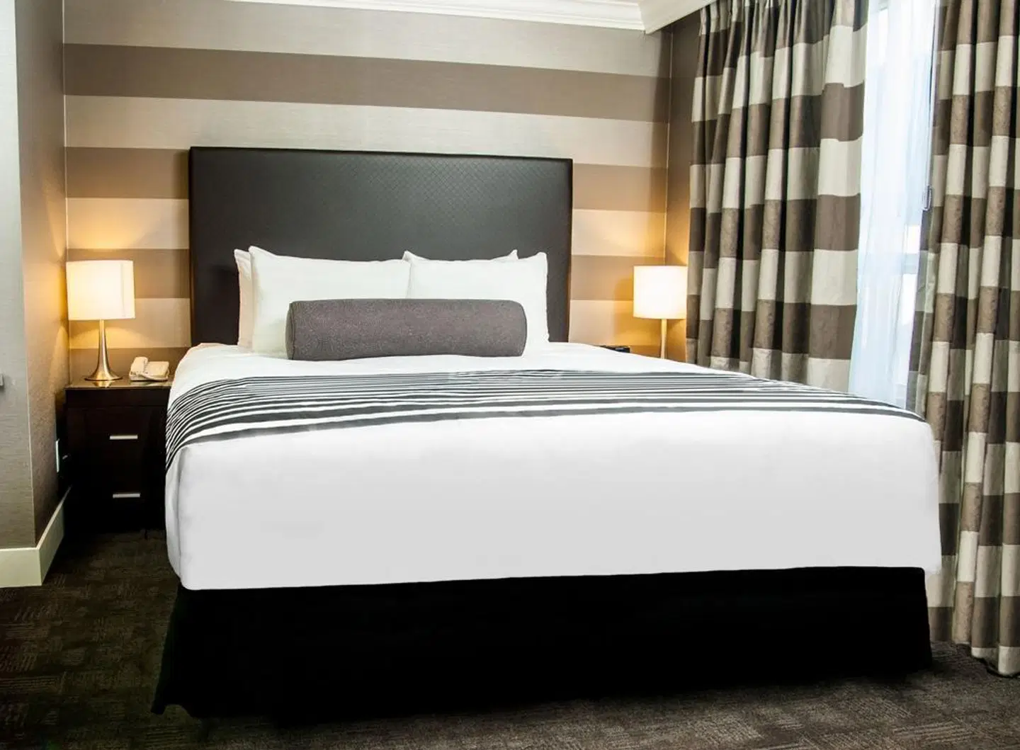 Sandman Signature Mississauga Hotel ROOM_EXAMPLE