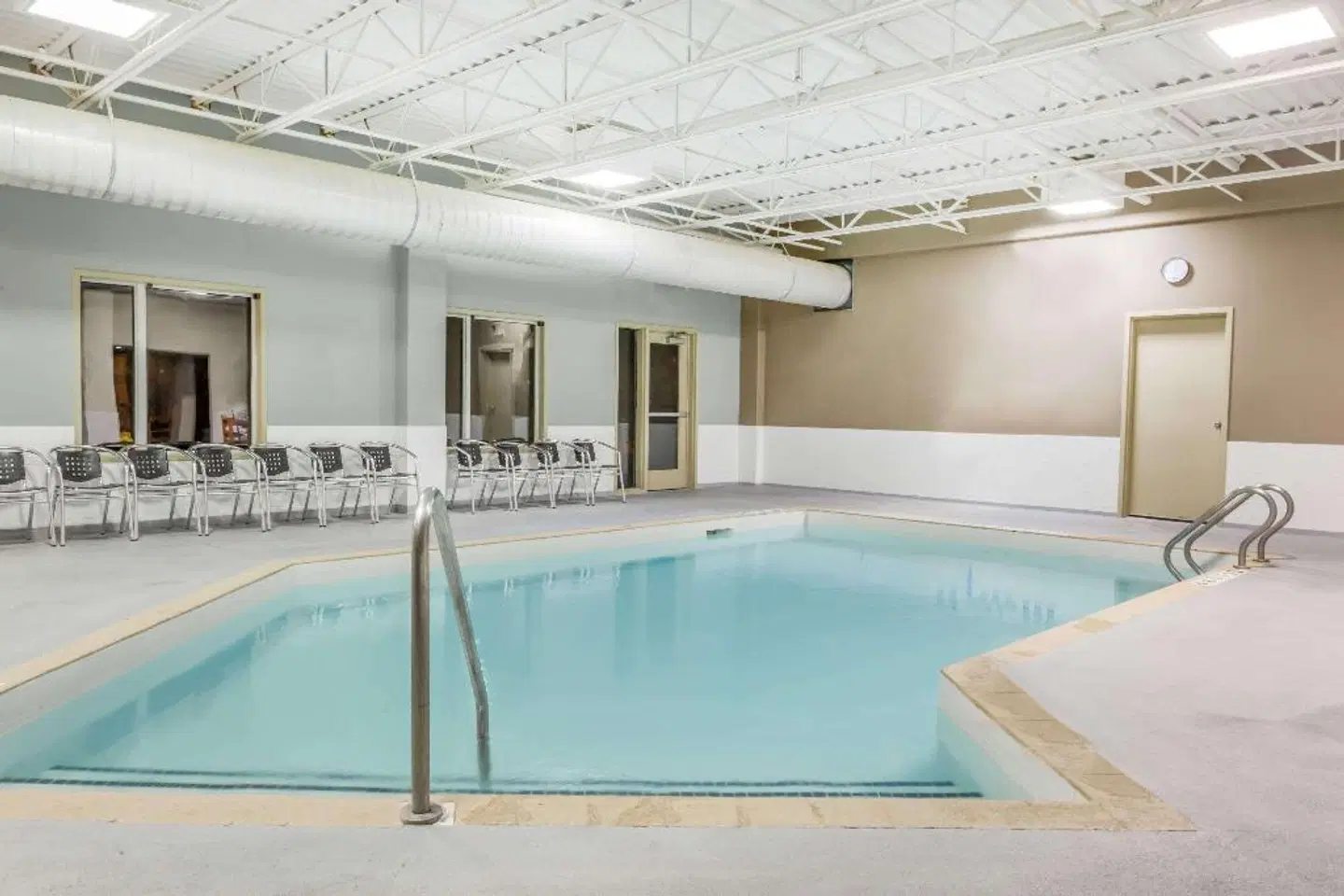Super 8 Peterborough Hallenbad
