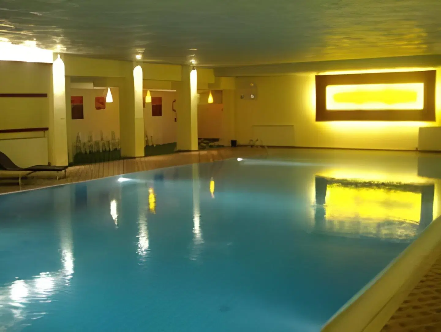 Schlosshof Charme Resort - Hotel & Camping Hallenbad