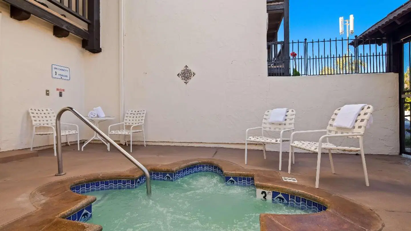 Best Western Plus Carpinteria Hallenbad