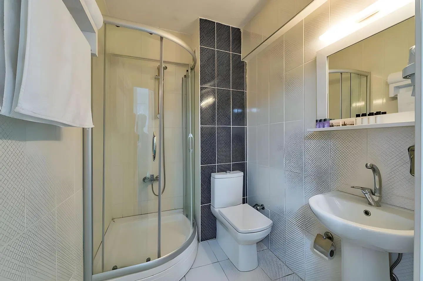 Orange Airport Hotel Badezimmer