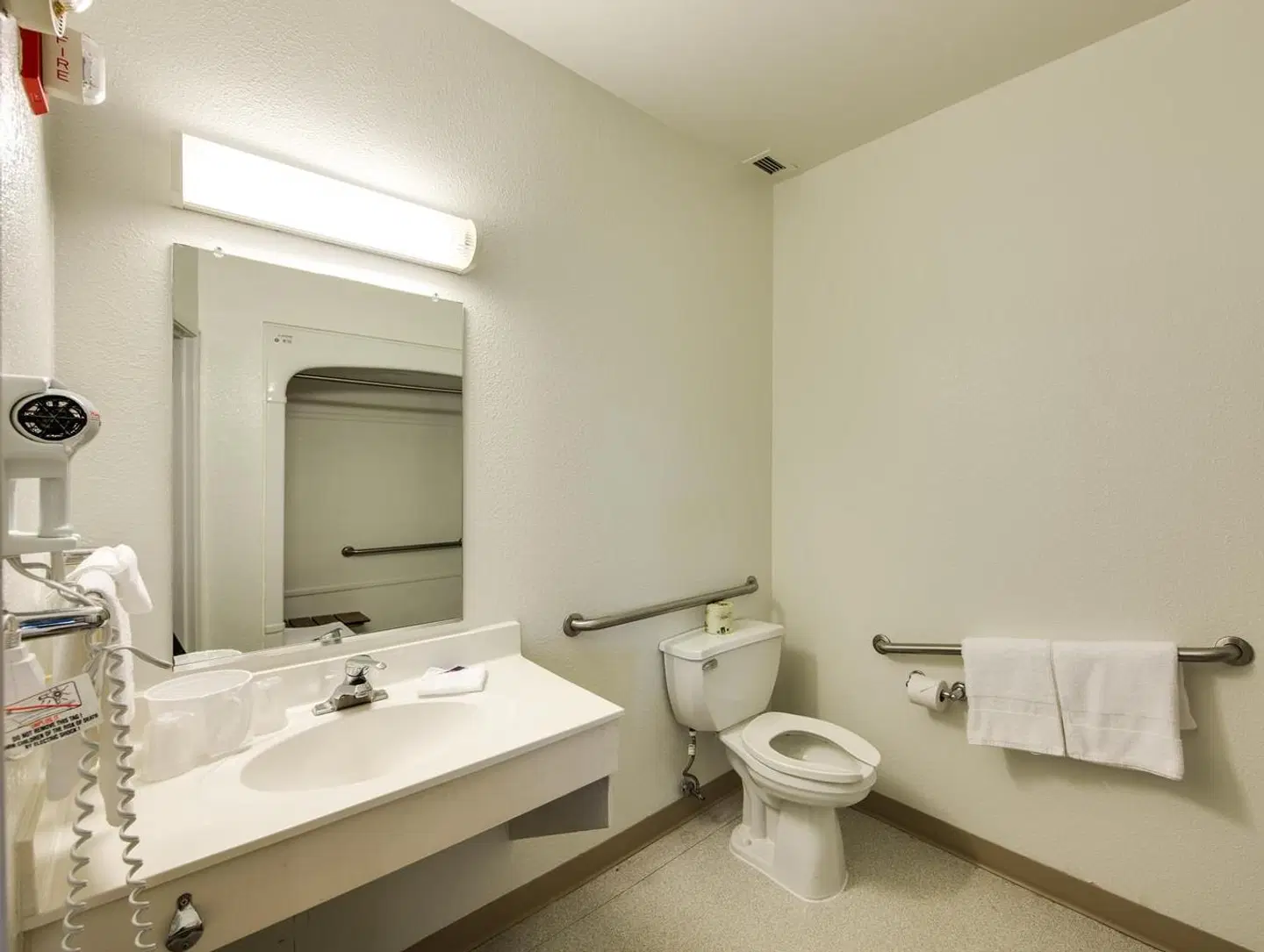 Motel 6 Brampton, ON - Toronto Badezimmer