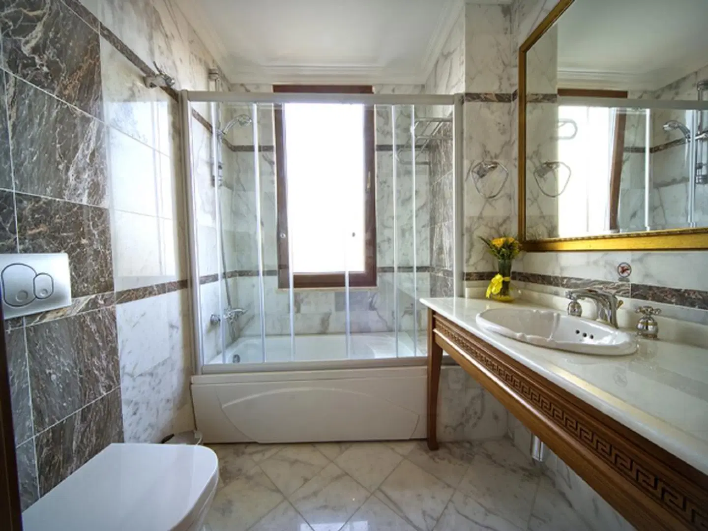 Acra Hotel Badezimmer