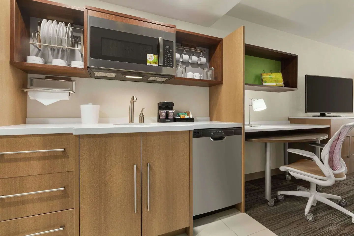 Holiday Inn Express & Suites Portland Airport by IHG Bar