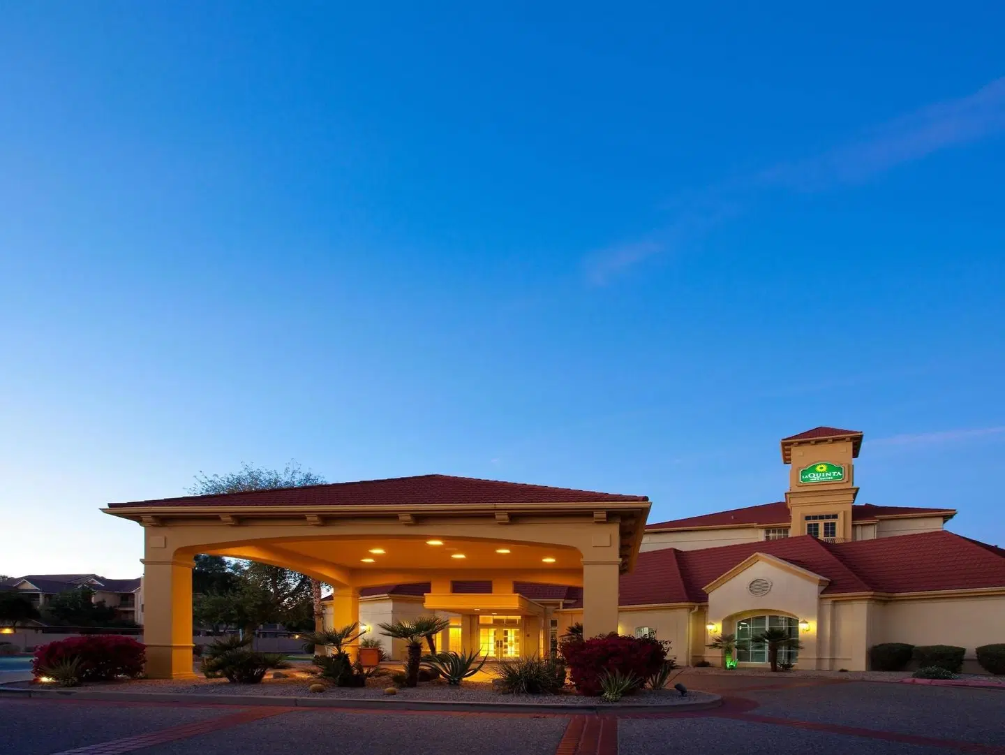 La Quinta Inn & Suites by Wyndham Phoenix Chandler EXTERIOR