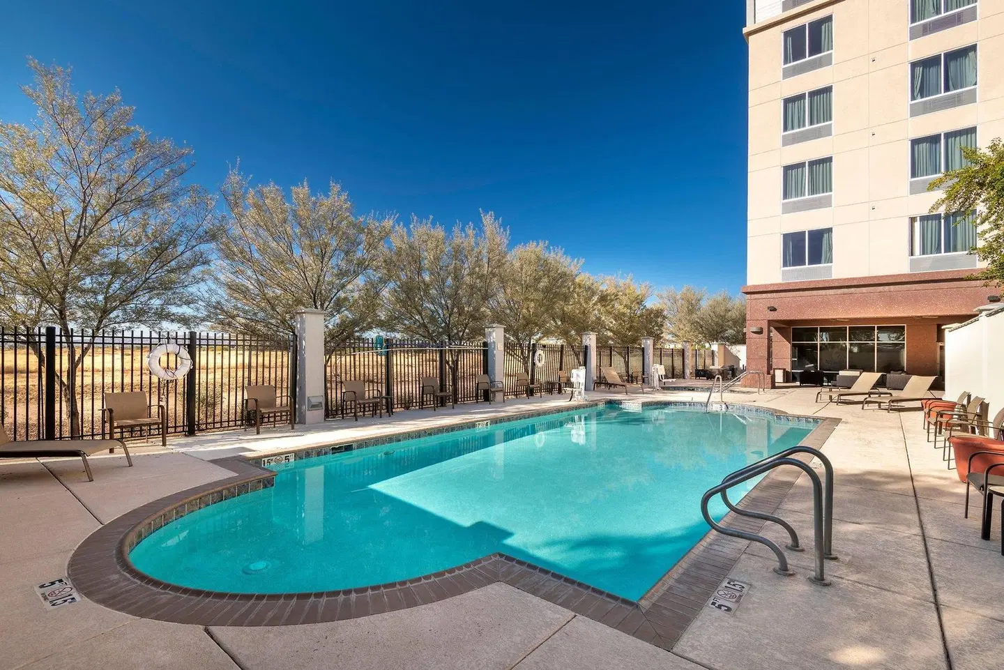 Courtyard by Marriott Phoenix Chandler/Fashion Center OUTDOOR_POOL