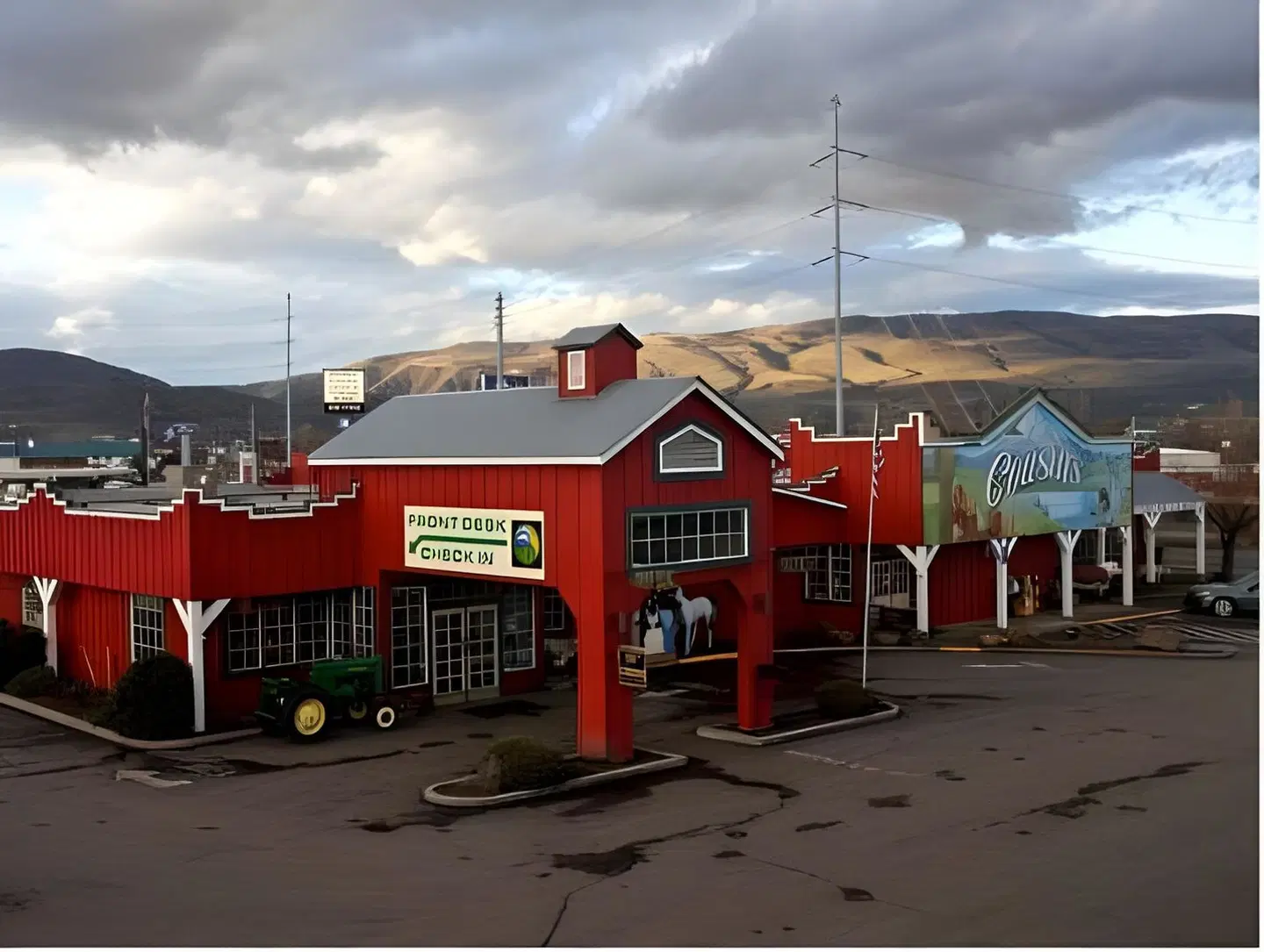 Cousin's Country Inn EXTERIOR