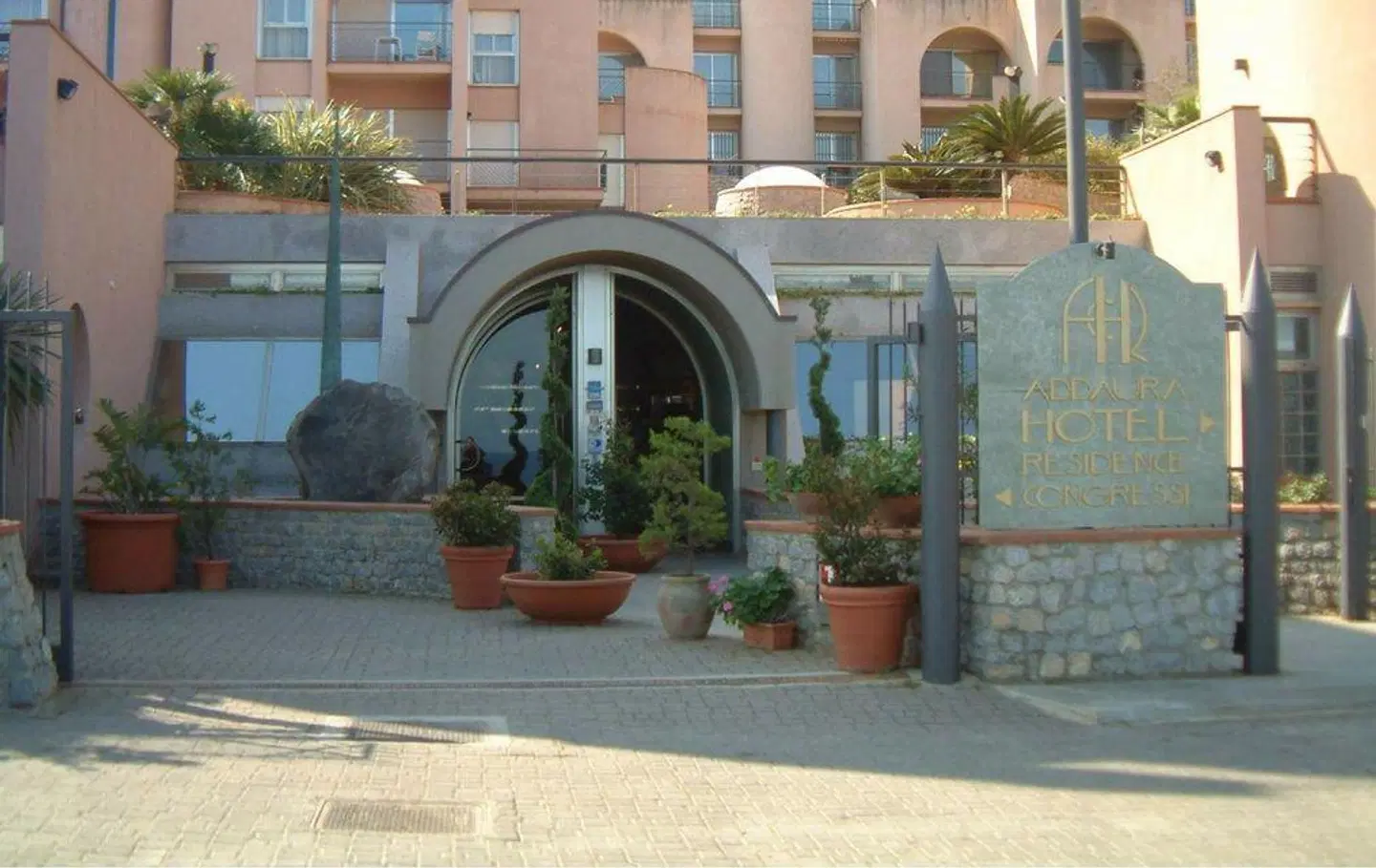 Addaura EXTERIOR