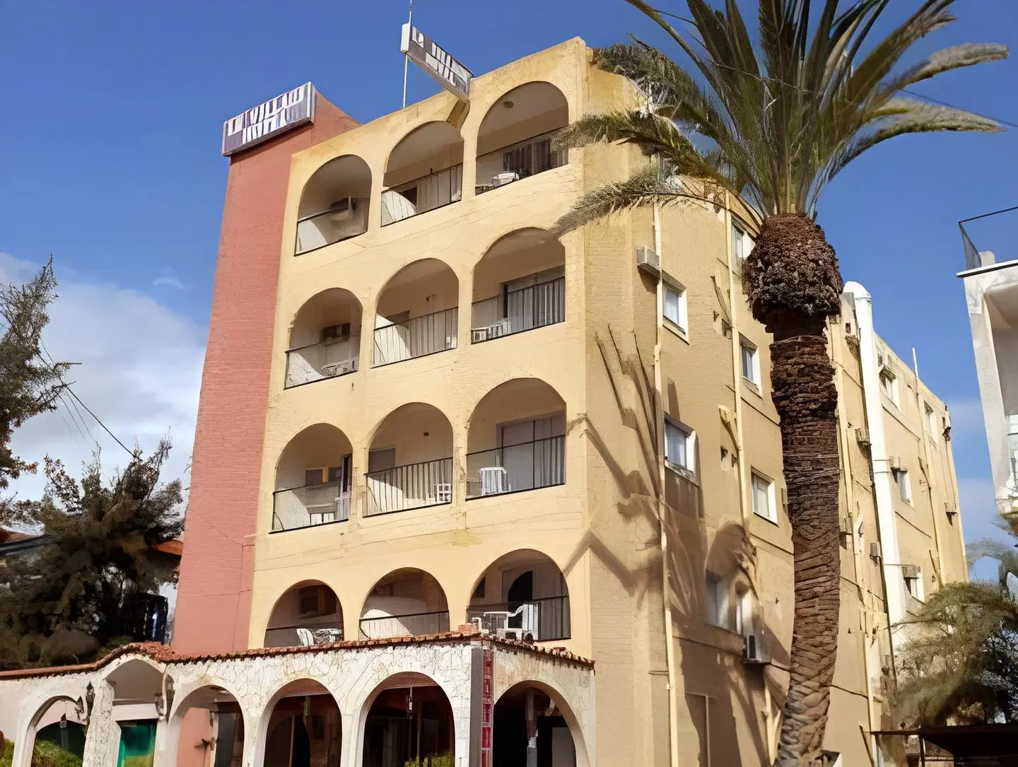 Le Village Hotel EXTERIOR