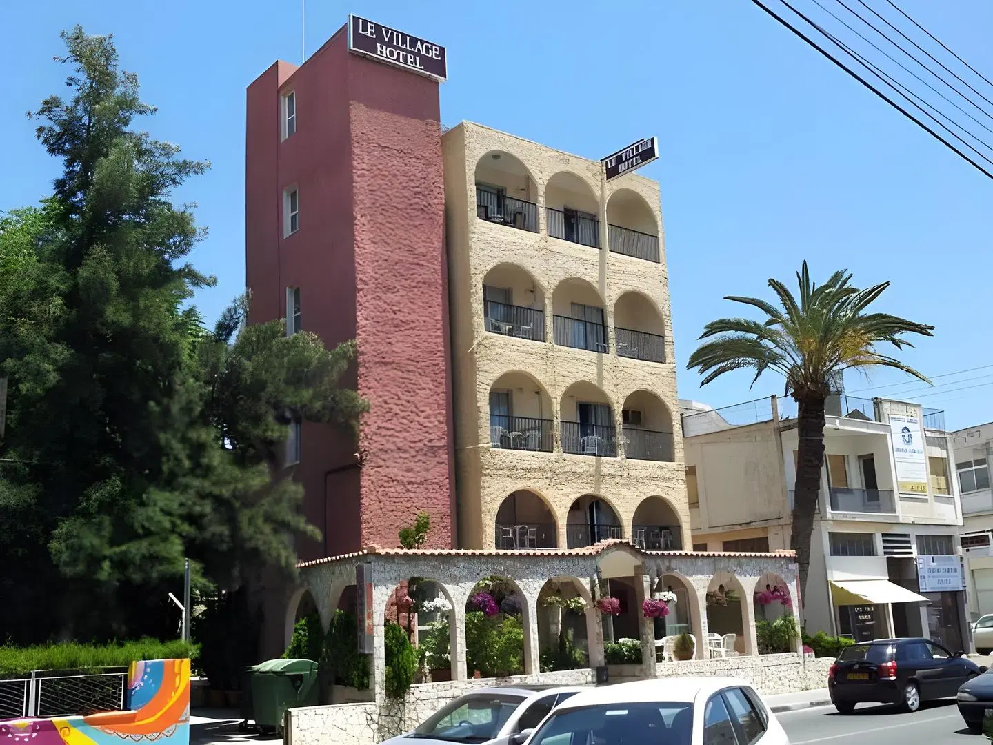 Le Village Hotel EXTERIOR