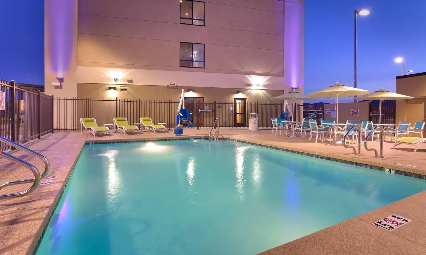 Holiday Inn Express & Suites Phoenix West - Buckeye by IHG Hallenbad