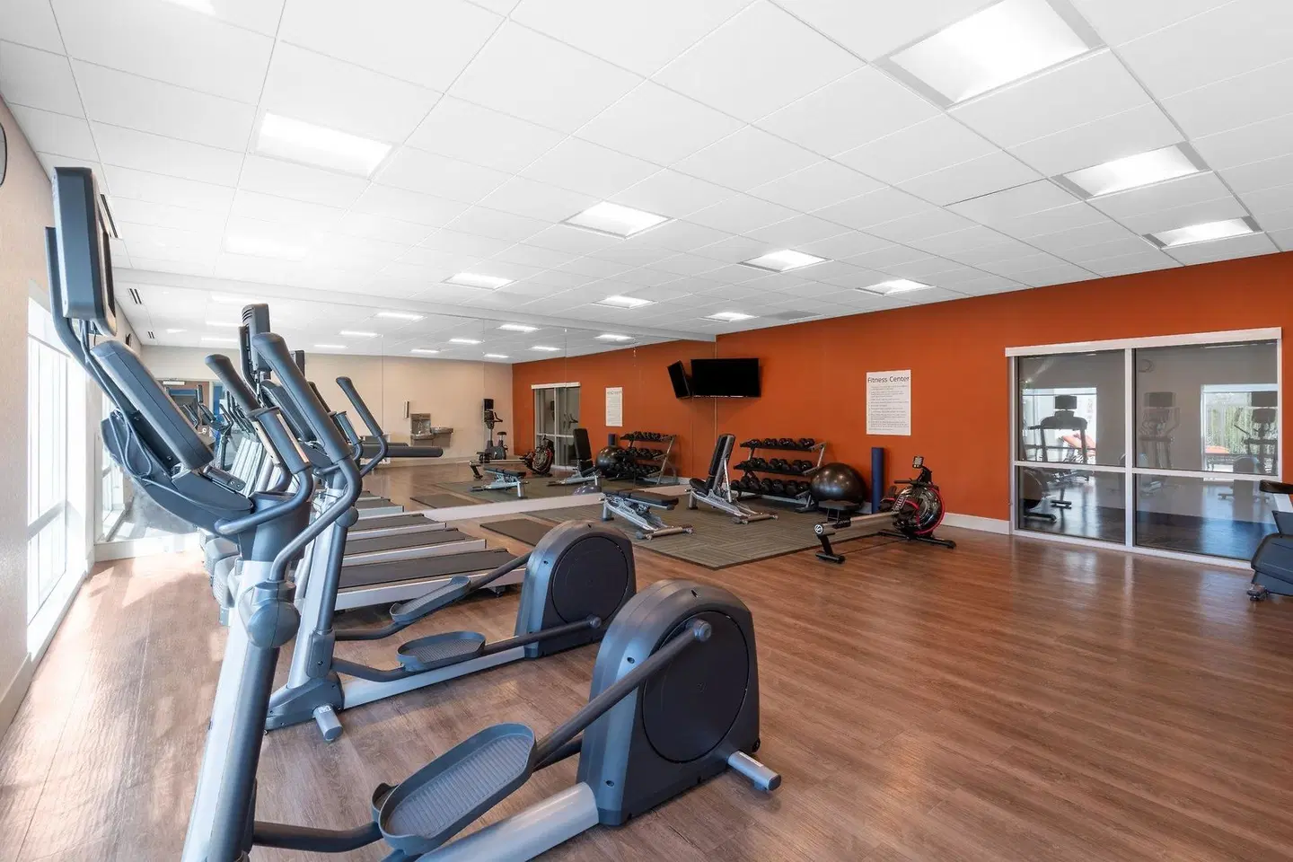 Holiday Inn Express & Suites Phoenix - Airport North by IHG SPORTS_AND_LEISURE