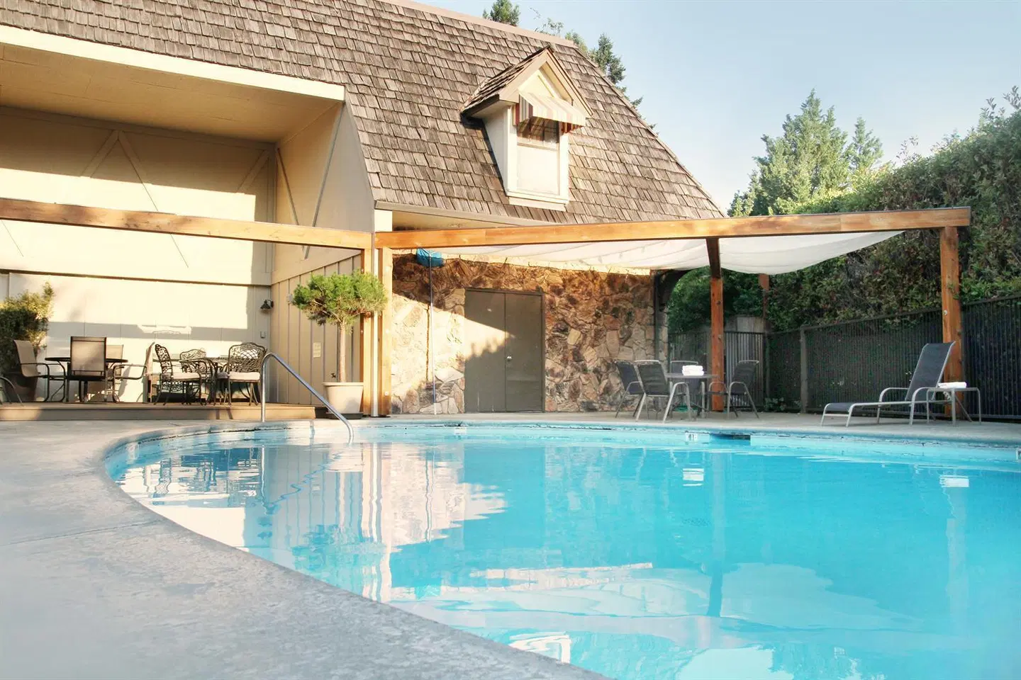 Riverside Inn OUTDOOR_POOL