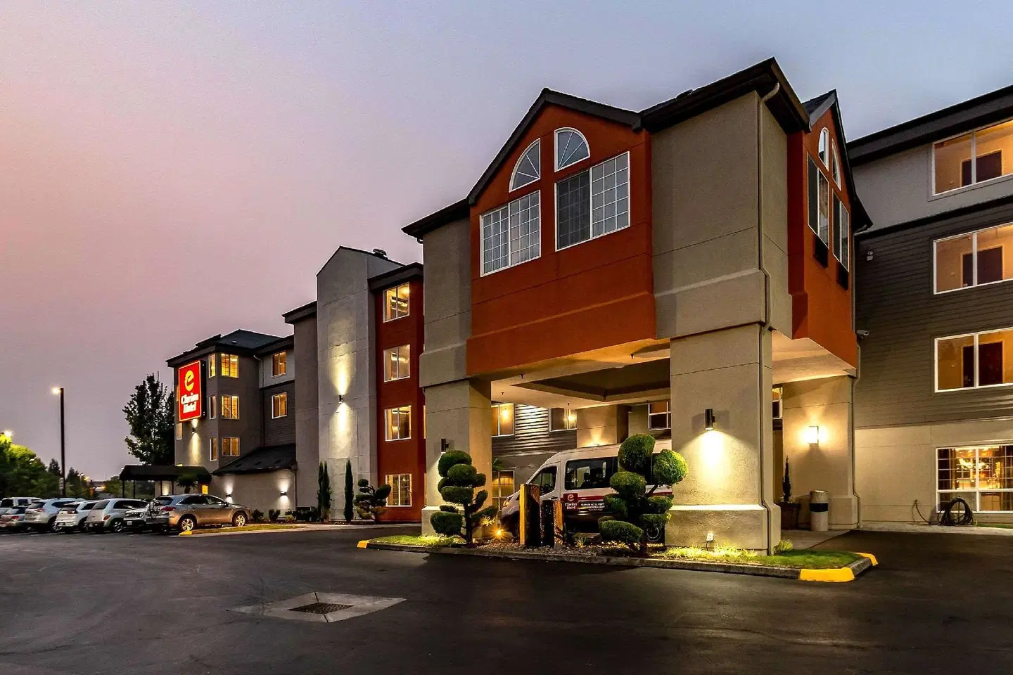 Clarion Hotel Portland Airport EXTERIOR