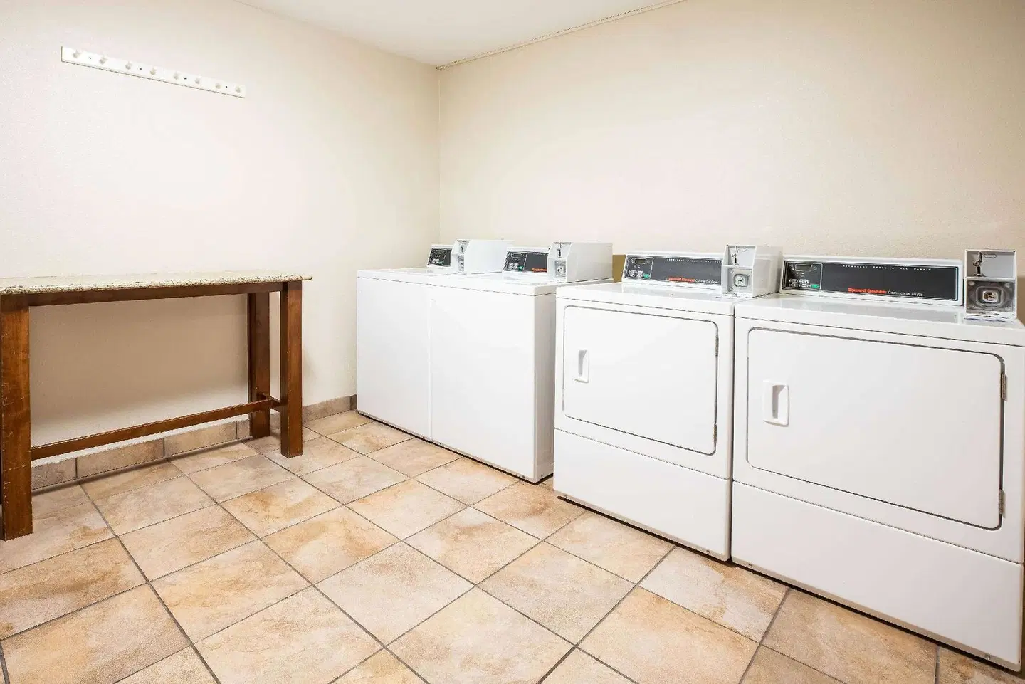 La Quinta Inn & Suites by Wyndham Grants Pass ROOM_EXAMPLE
