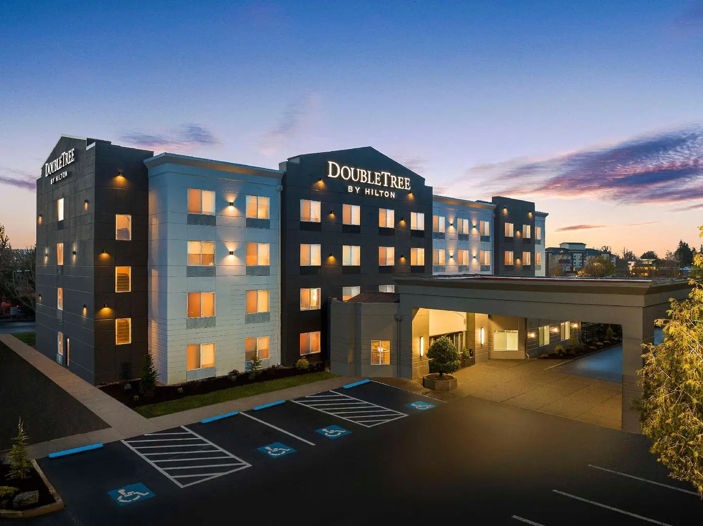 DoubleTree by Hilton North Salem EXTERIOR