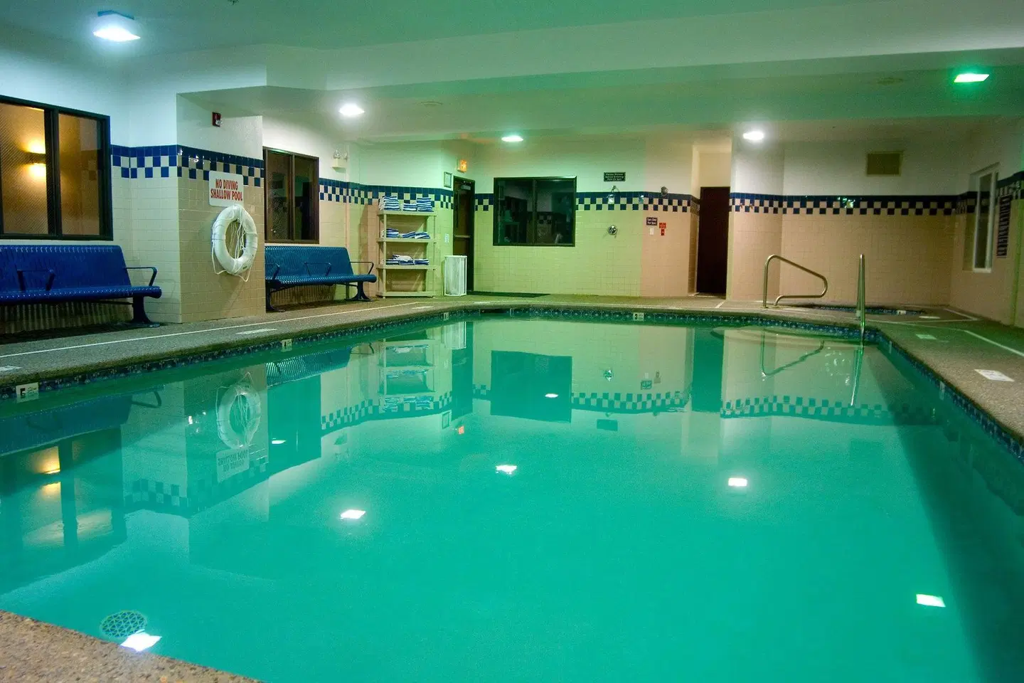 Phoenix Inn Suites Albany Hallenbad