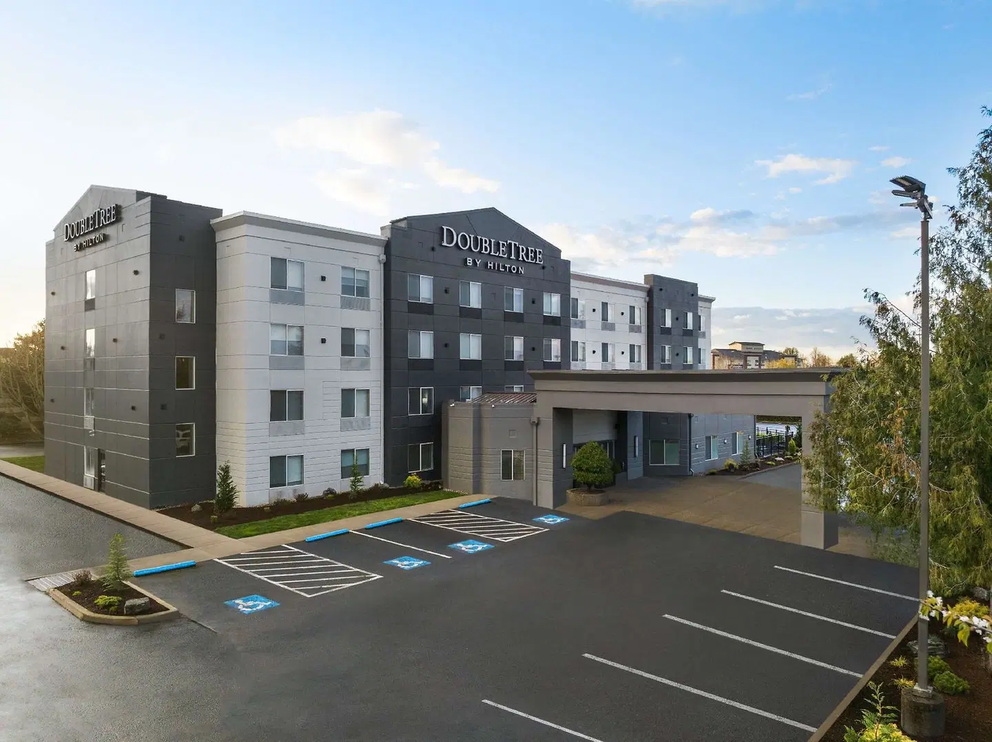 DoubleTree by Hilton North Salem EXTERIOR