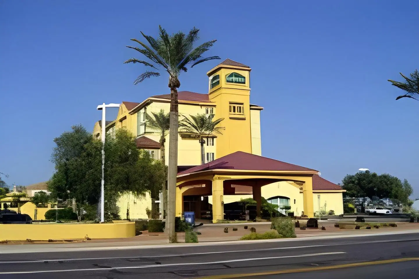 La Quinta Inn & Suites by Wyndham Phoenix Mesa West EXTERIOR