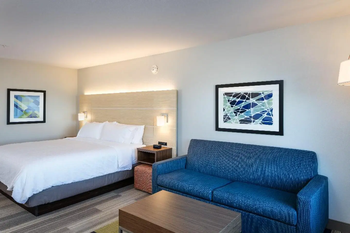 Holiday Inn Express & Suites Bend South ROOM_EXAMPLE