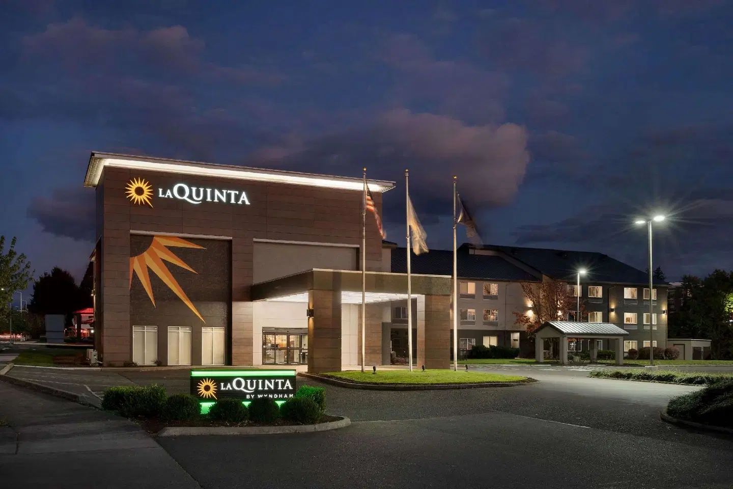 La Quinta Inn & Suites by Wyndham Springfield EXTERIOR