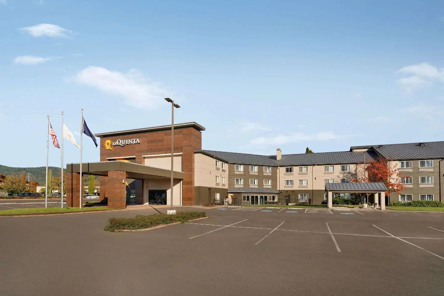 La Quinta Inn & Suites by Wyndham Springfield EXTERIOR