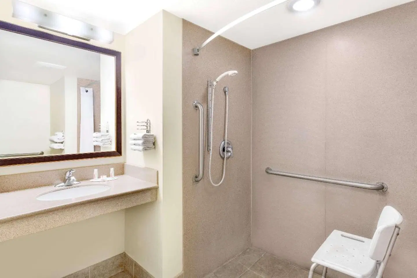 Days Inn by Wyndham Kingman East Badezimmer