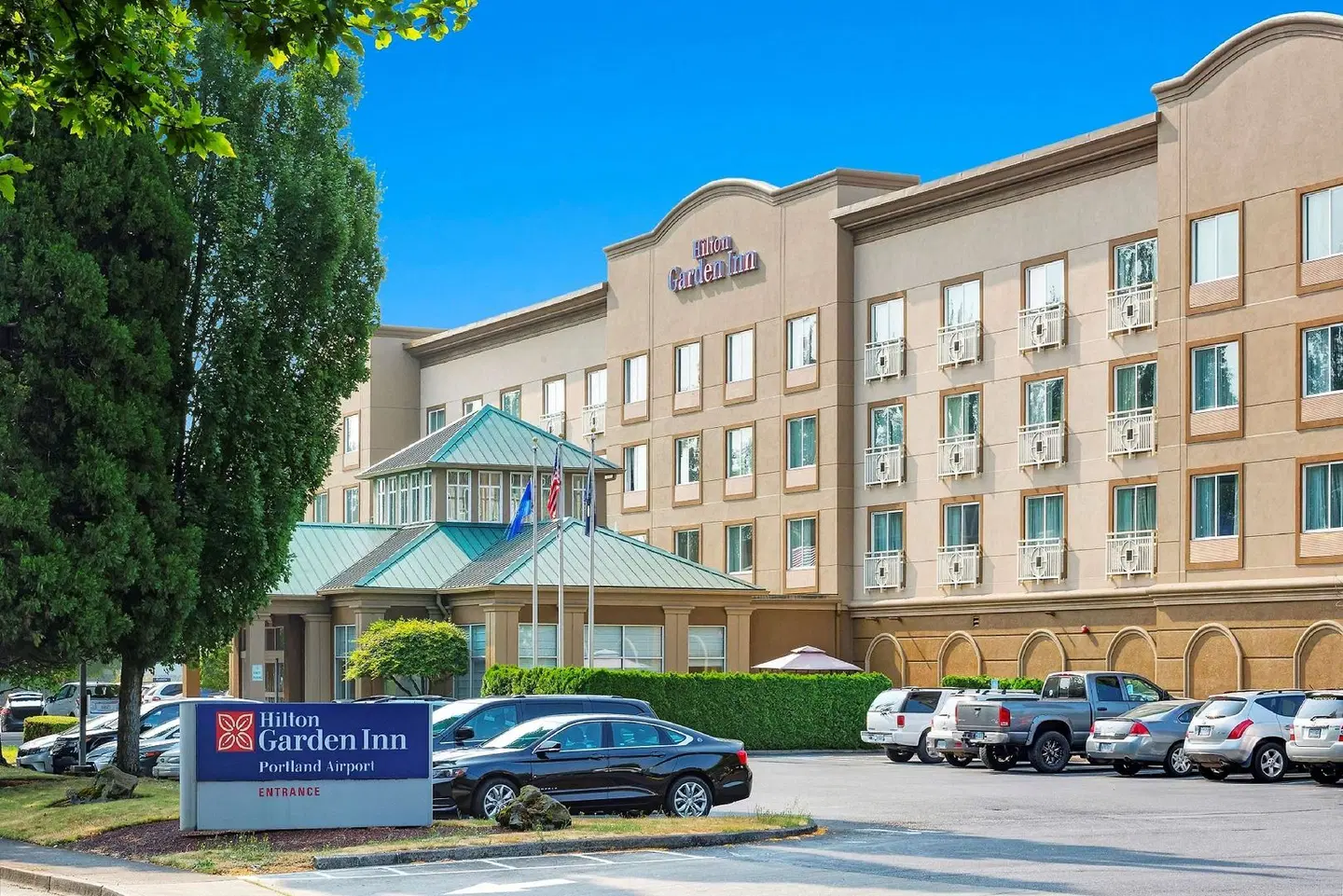 Hilton Garden Inn Portland Airport EXTERIOR