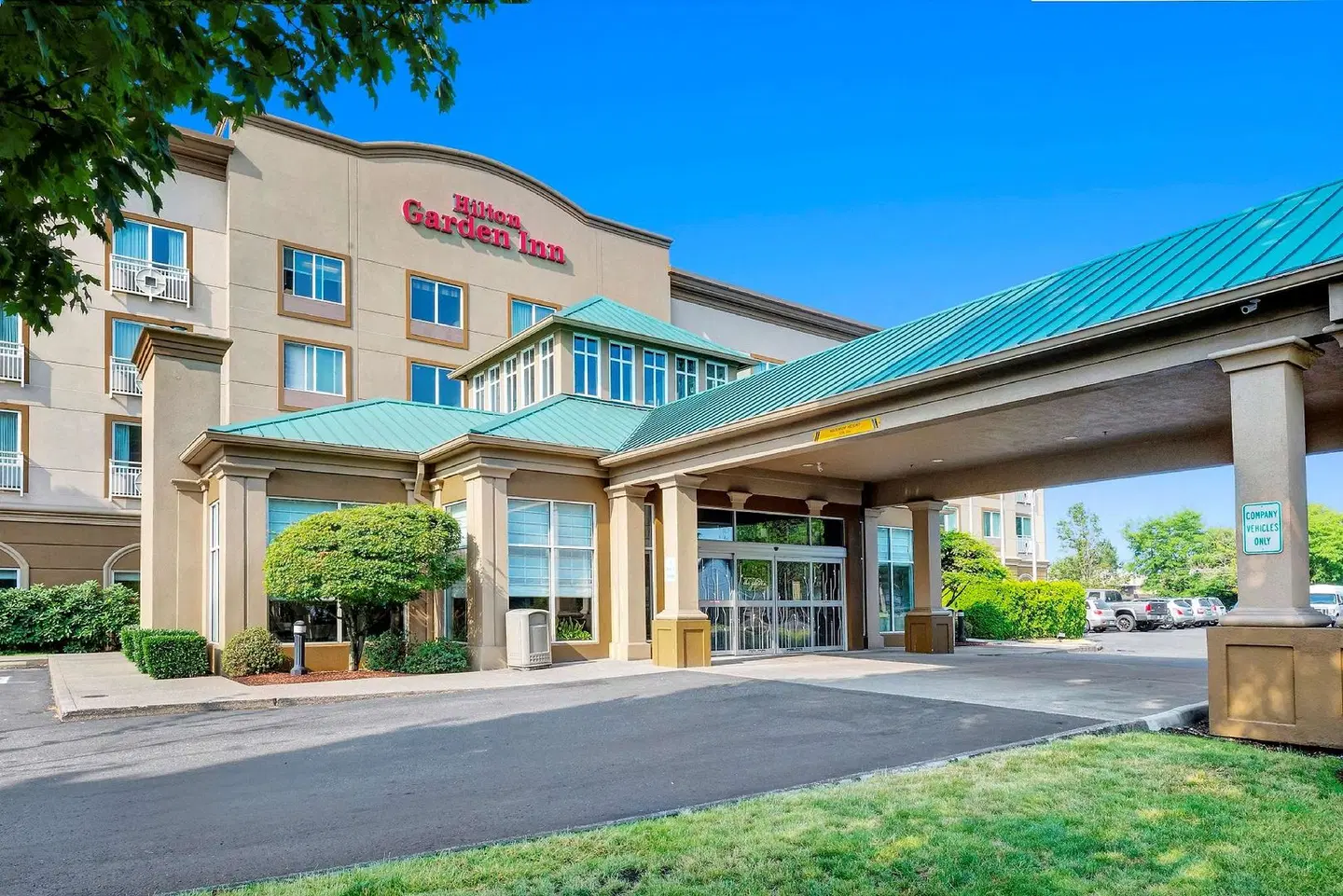 Hilton Garden Inn Portland Airport EXTERIOR