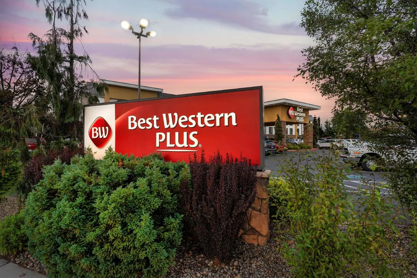 Best Western Plus Olympic Inn EXTERIOR