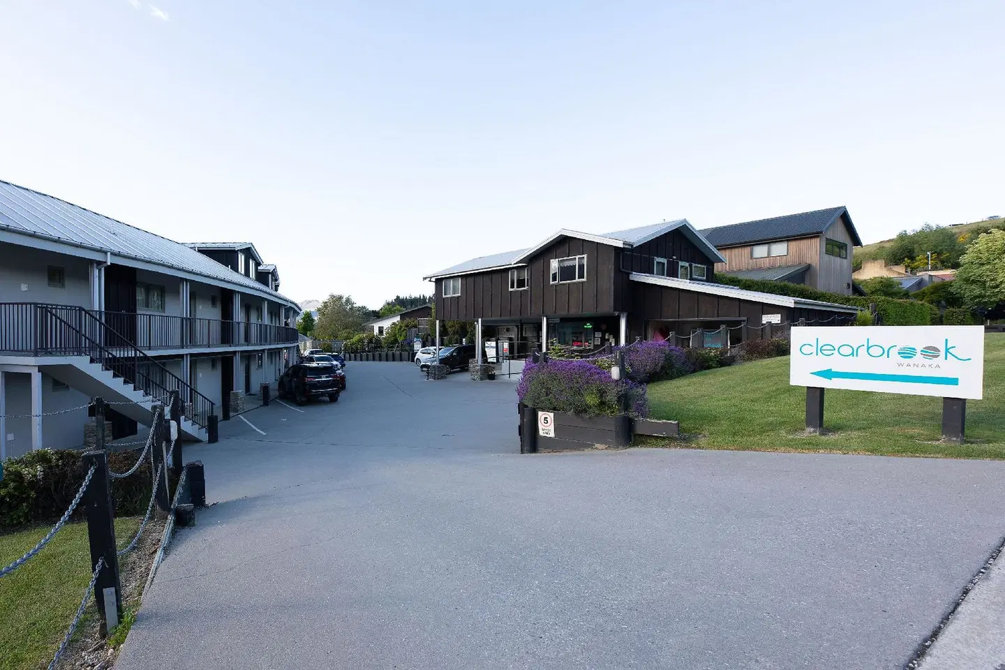 Clearbrook Motel & Serviced Apartments EXTERIOR