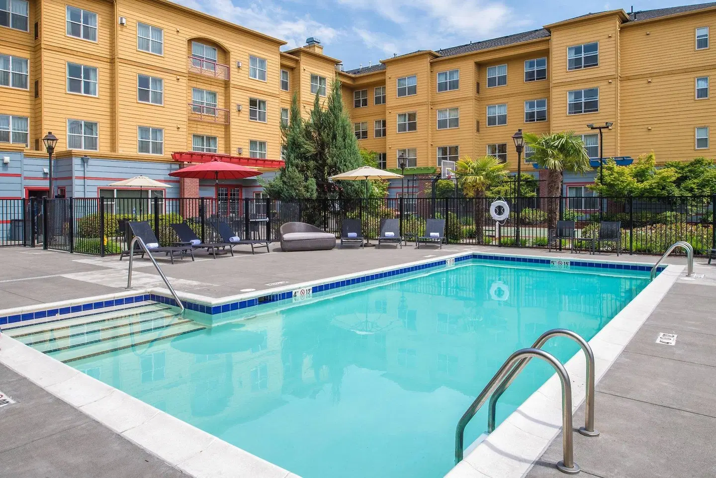 Residence Inn by Marriott Portland North OUTDOOR_POOL
